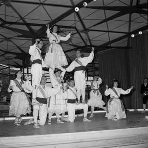839427 Afbeelding van het optreden van een Spaanse dansgroep in het Spaanse paviljoen op de Wereldtentoonstelling te Brussel.